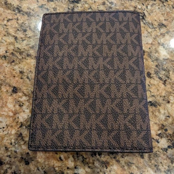 Michael Kors passport holder/wallet - Picture 3 of 3